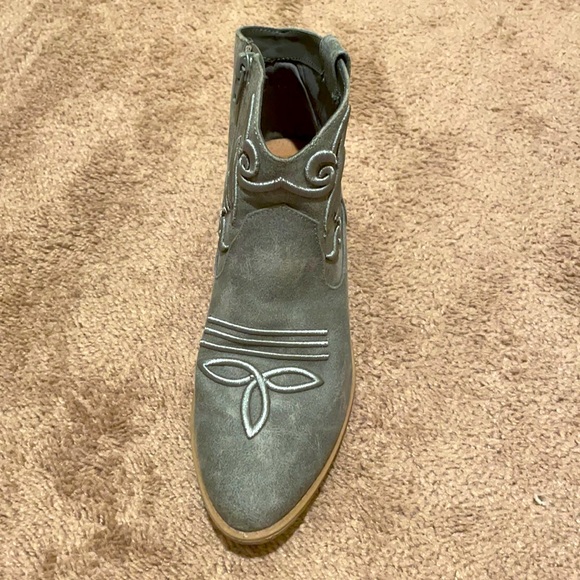 Shoes - Grey booties